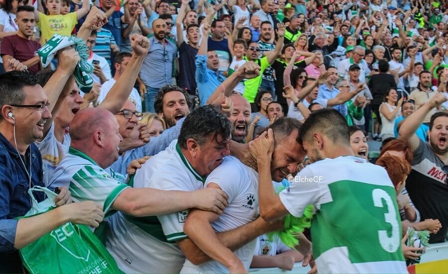 Nino celebra con aficionados del Elche su segundo gol ante el Sporting B / Sonia Arcos - Elche C.F.