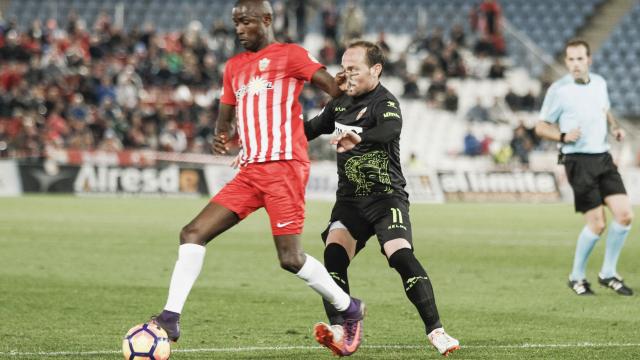 Nino pelea un balón con Diamanka / LFP