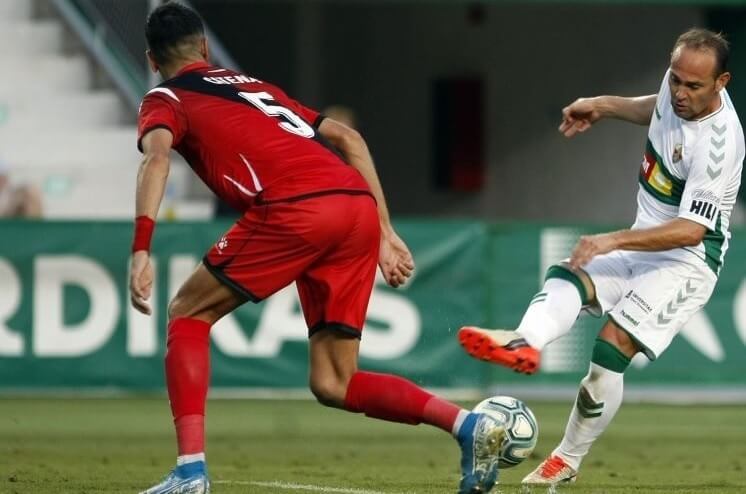 El jugador del Elche, Nino, controla un balón durante un partido ante el Rayo Vallecano / LFP