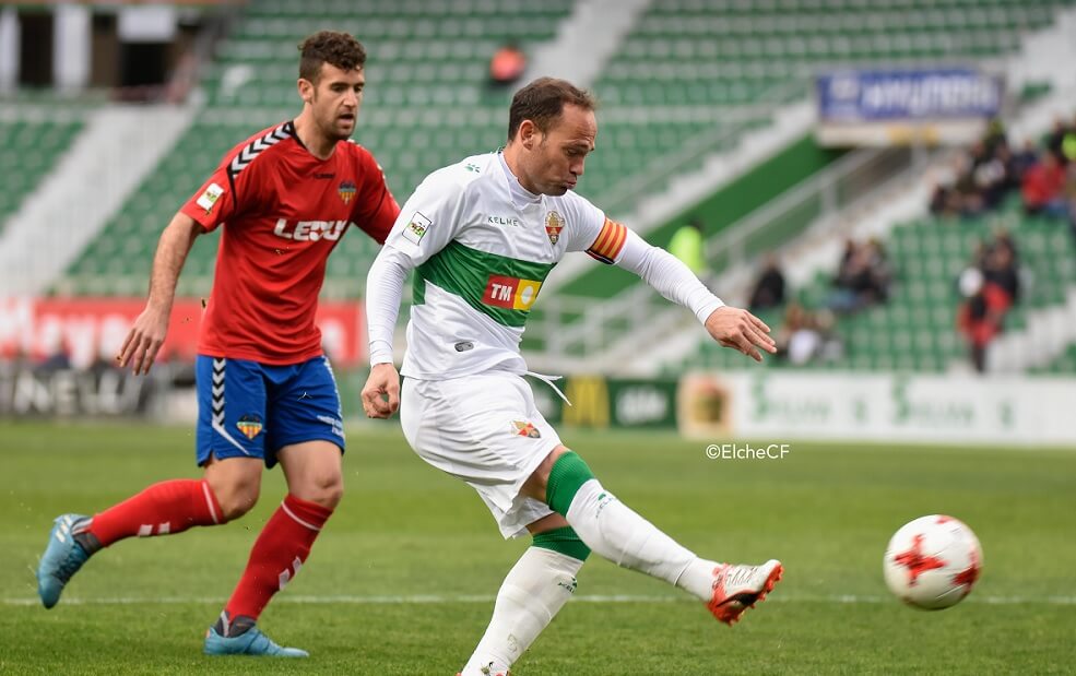 Nino dispara ante un jugador del Atlético Saguntino / Sonia Arcos - Elche C.F.