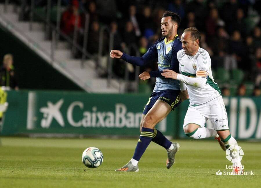 El jugador del Elche, Nino, controla un balón durante un partido ante el Almería / LFP