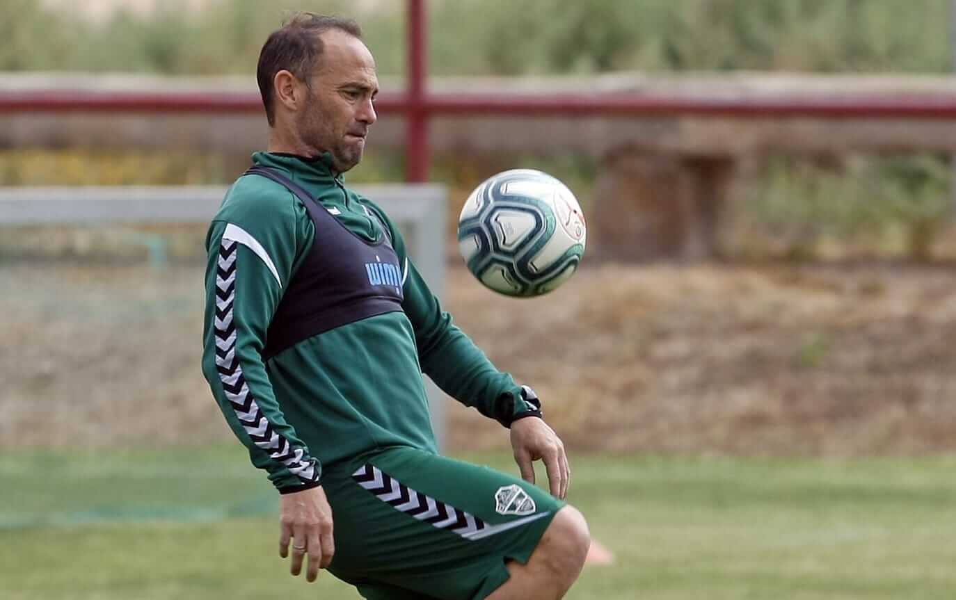 Nino controla un balón durante un entrenamiento con el Elche CF
