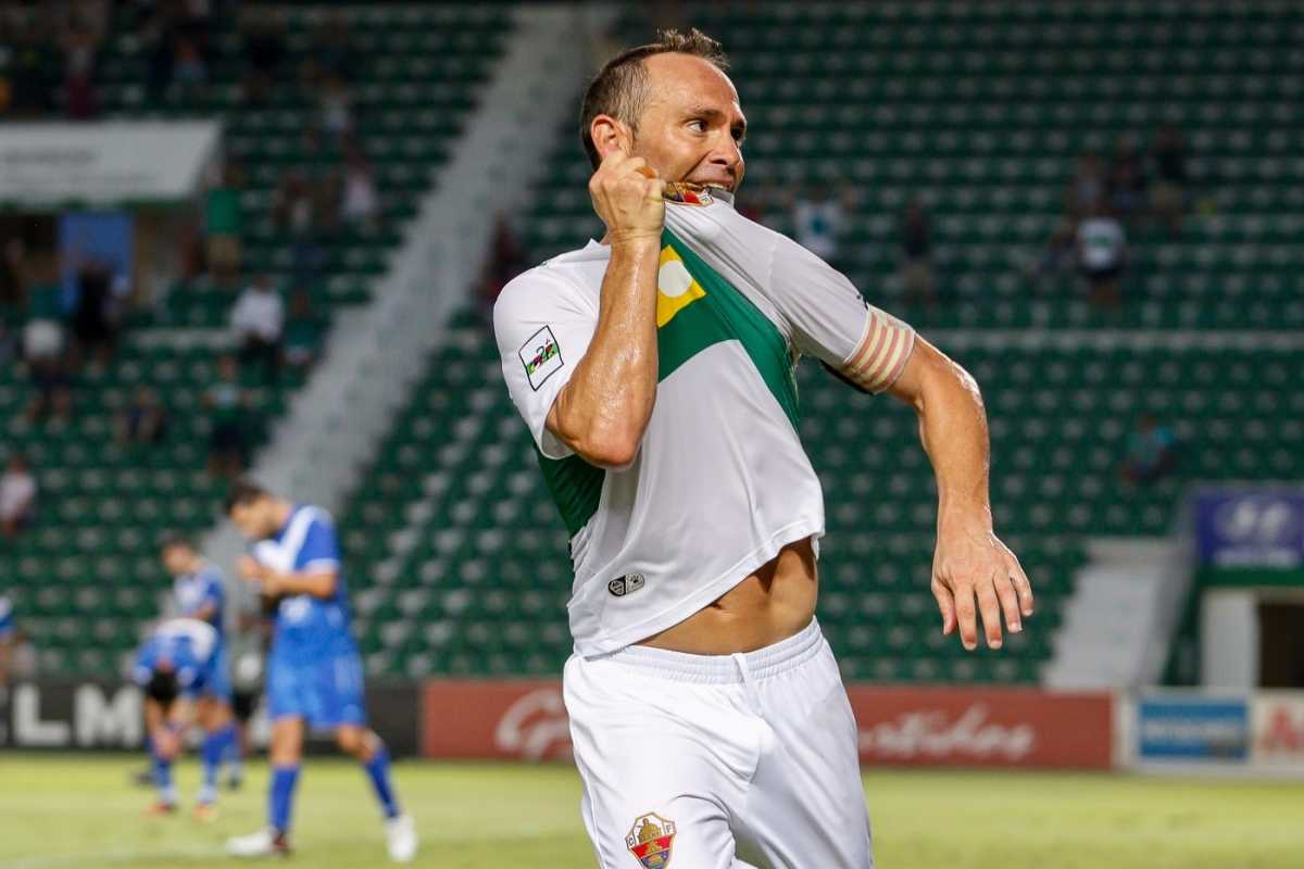 Nino celebra un gol con el Elche en la temporada 17-18