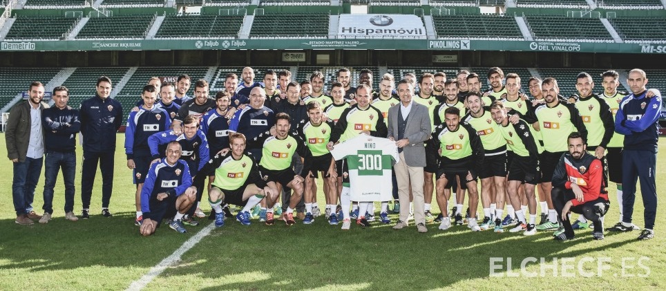 La plantilla rinde homenaje a Nino por sus 300 partidos / Elche CF