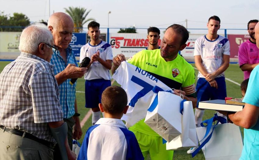 Nino recibe un homenaje en Vera / Elche C.F. oficial