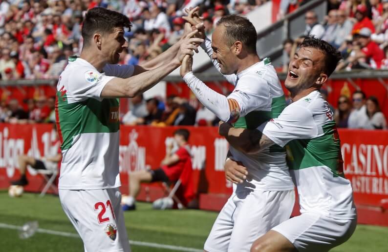 Nino y Javi Flores celebran un gol al Sporting en El Molinón / LFP