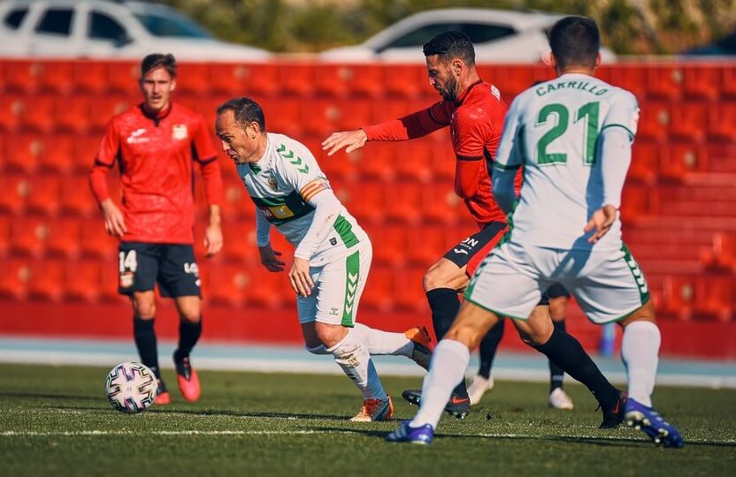 Nino controla un balón en un partido entre La Nucía y Elche CF / Elche C.F. Oficial