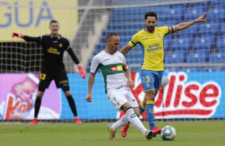 El jugador Nino realiza un pase durante un partido entre UD Las Palmas y Elche CF / LFP El jugador Nino realiza un pase durante un partido entre UD Las Palmas y Elche CF / LFP