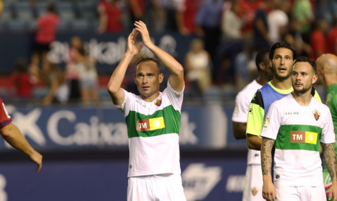 Nino saluda a la afición de El Sadar siendo jugador del Elche / LFP