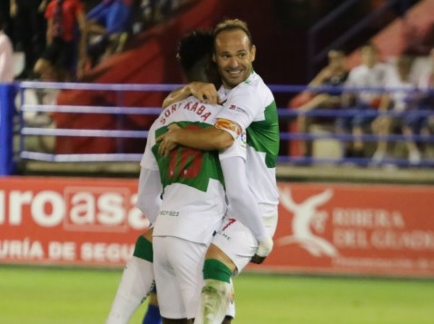 Nino y Sory celebran un gol del Elche en el Francisco de la Hera ante el Extremadura / LFP