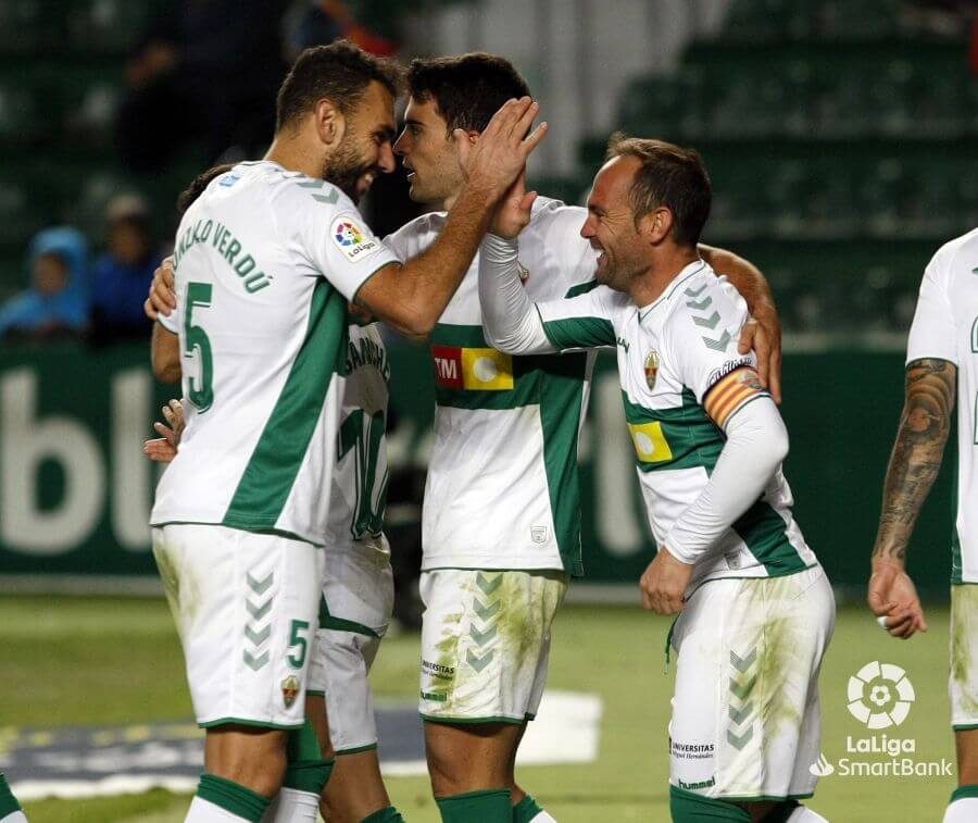 Los jugadores del Elche CF, Nino y Gonzalo Verdú, celebran un gol del primero ante el UD Almería en el Martínez Valero / LFP