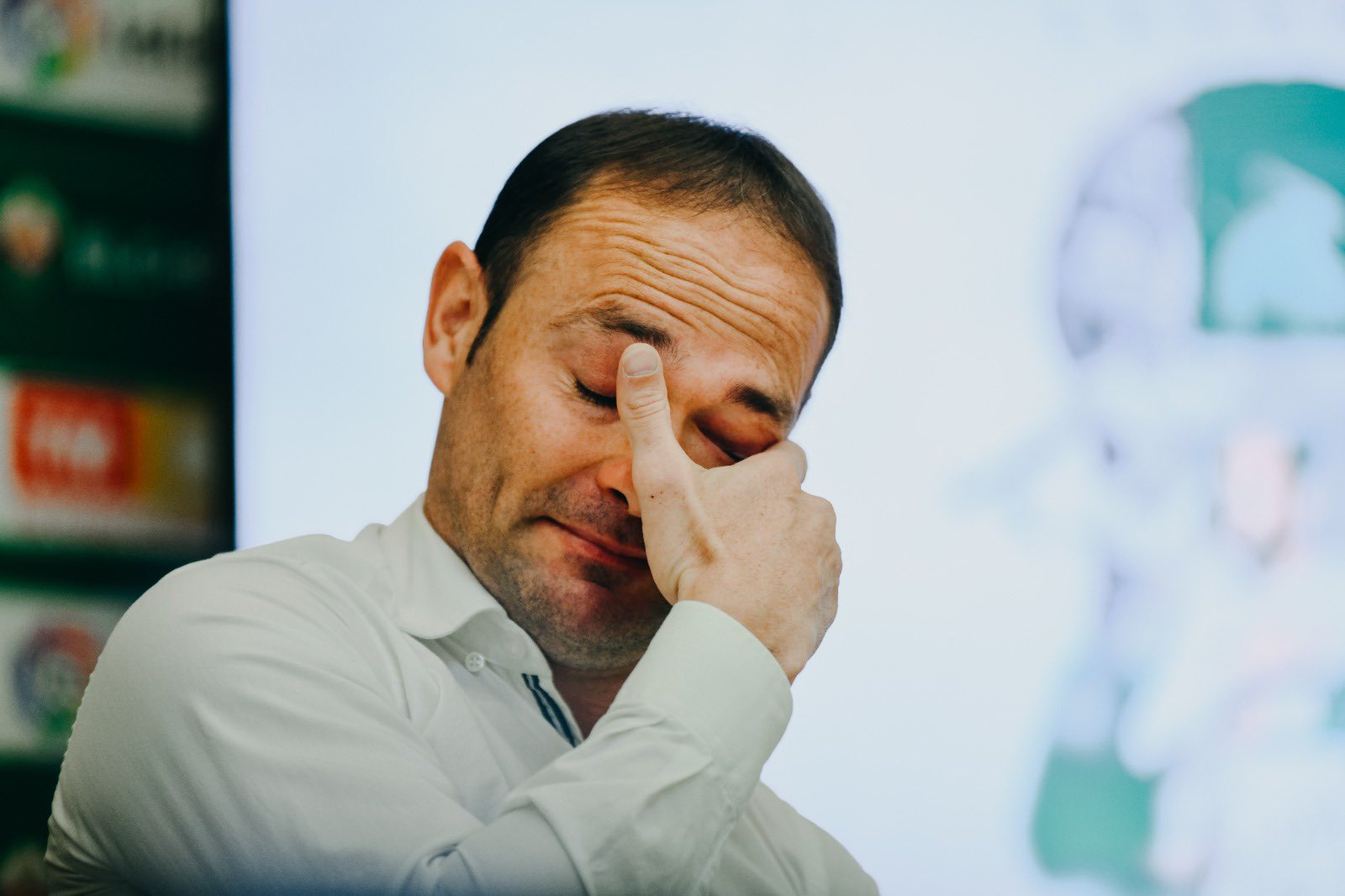 'Nino' se seca las lágrimas durante su despedida / Sonia Arcos - Elche CF 'Nino' se seca las lágrimas durante su despedida / Sonia Arcos - Elche CF