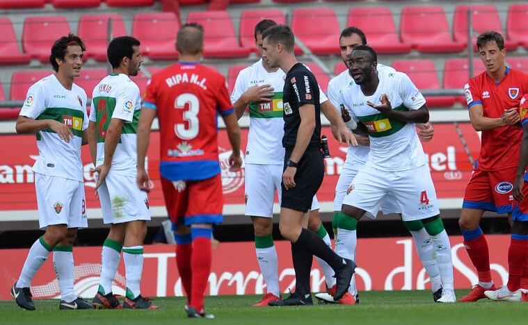 Los jugadores del Elche protestan un penalti al árbitro ante el Numancia / LFP