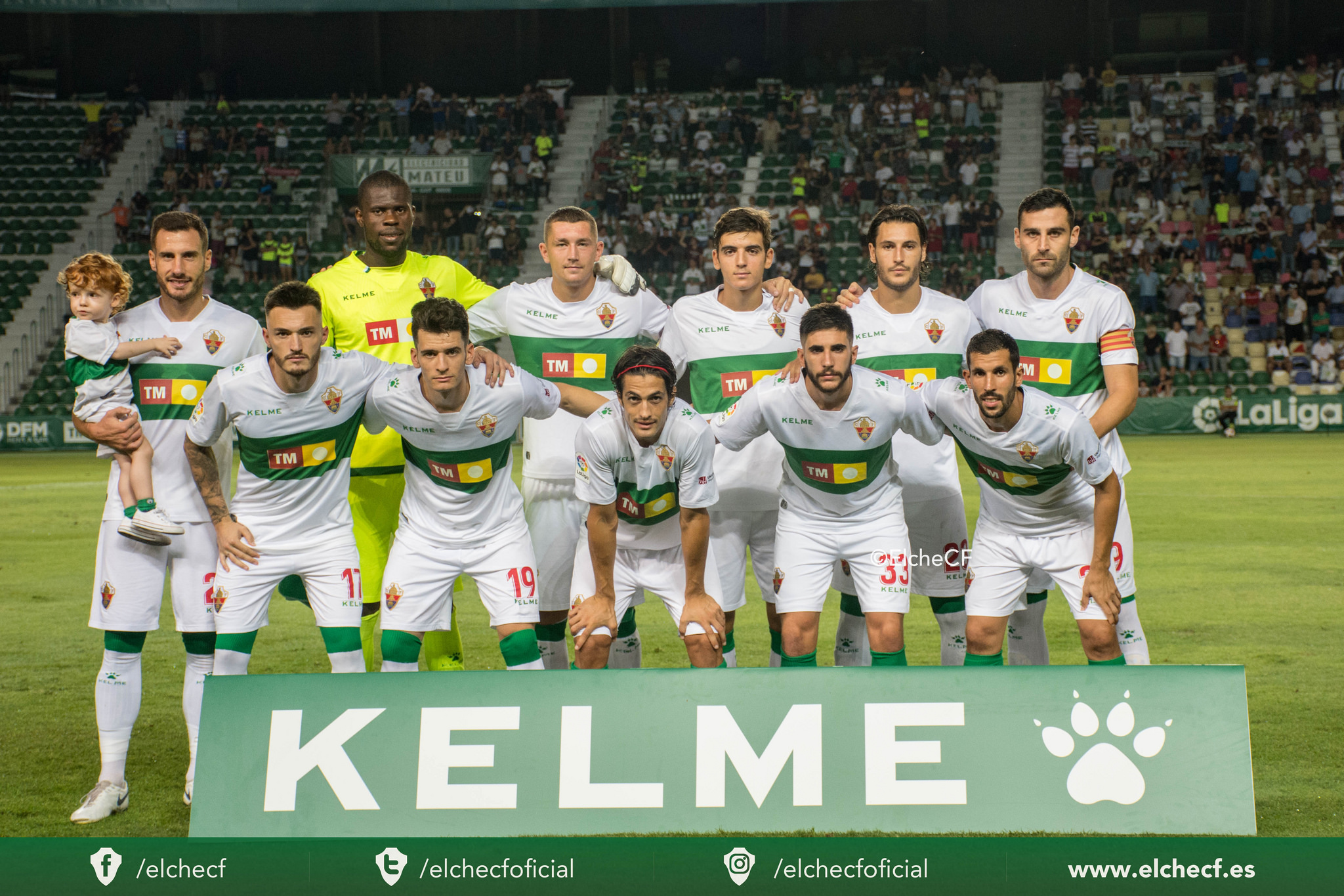 Los jugadores posan ante el Granada CF / Sonia Arcos - Elche CF