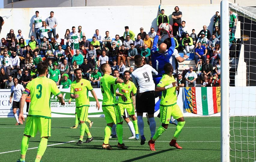 José Juan atrapa un balón durante el encuentro entre Ontinyent y Elche / Roberto Valía - Ontinyent C.F.