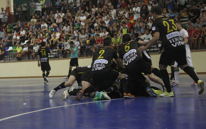 Los jugadores de OParrulo Ferrol celebran el ascenso a Primera en Elche / Cristian Ripoll