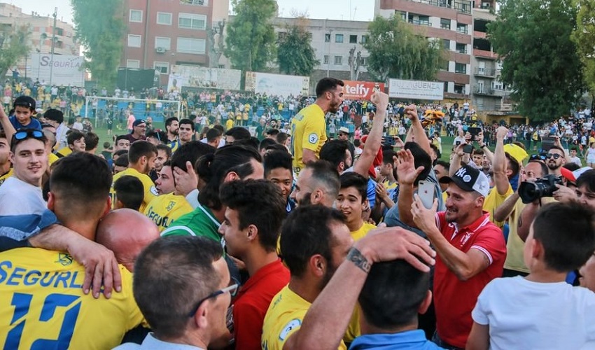 Jugadores y aficionados del Orihuela celebran el ascenso a Segunda B en Los Arcos | Orihuela C.F.