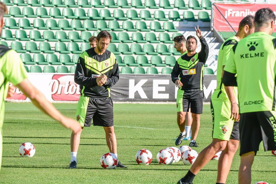 Óscar Sánchez dirige un entrenamiento con el Elche / Elche C.F. Oficial