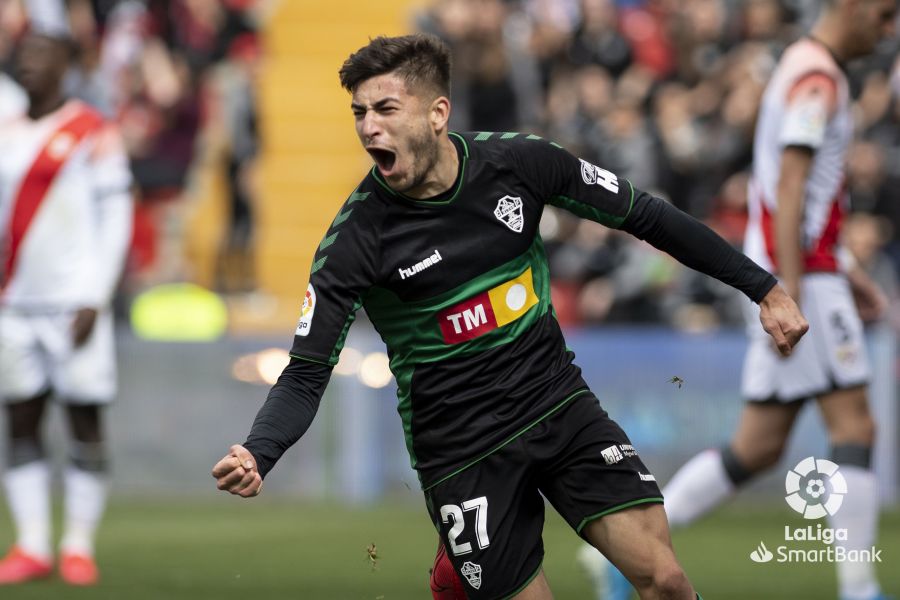 El jugador del Elche CF, Óscar Gil, celebra su gol al Rayo Vallecano en Vallecas / LFP El jugador del Elche CF, Óscar Gil, celebra su gol al Rayo Vallecano en Vallecas / LFP