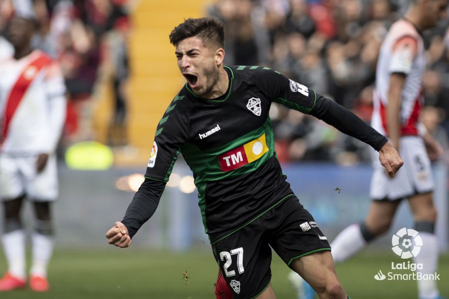 El jugador del Elche CF, Óscar Gil, celebra su gol al Rayo Vallecano en Vallecas / LFP