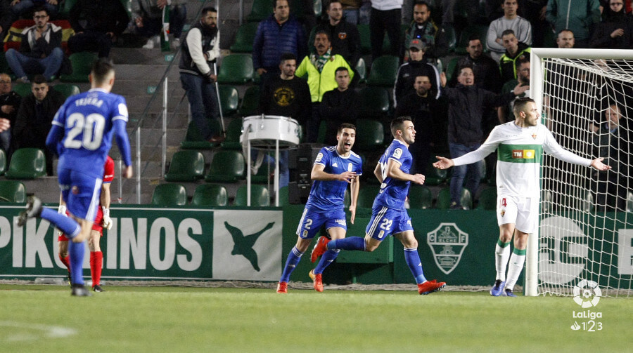 El Oviedo celebra un gol en el Martínez Valero ante el Elche - LFP