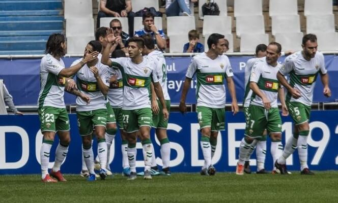 Los jugadores del Elche celebran un gol ante el Real Oviedo / LFP