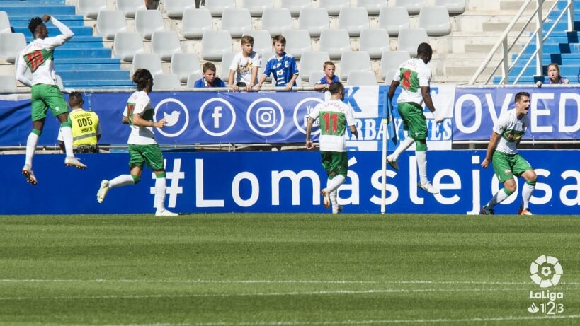Los jugadores del Elche celebran el gol de Manuel Sánchez ante el Real Oviedo / LFP