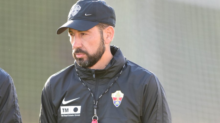 Pablo Machín dirige al Elche en un entrenamiento / Sonia Arcos