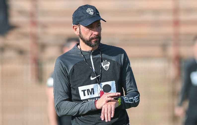 Pablo Machín dirige un entrenamiento con el Elche CF / Sonia Arcos