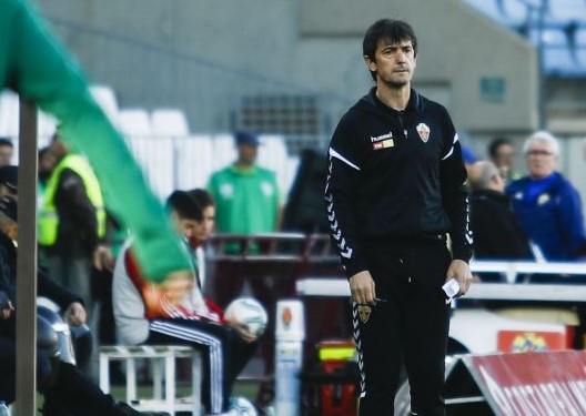 Pacheta dirige al Elche durante un encuentro ante el Almería / LFP