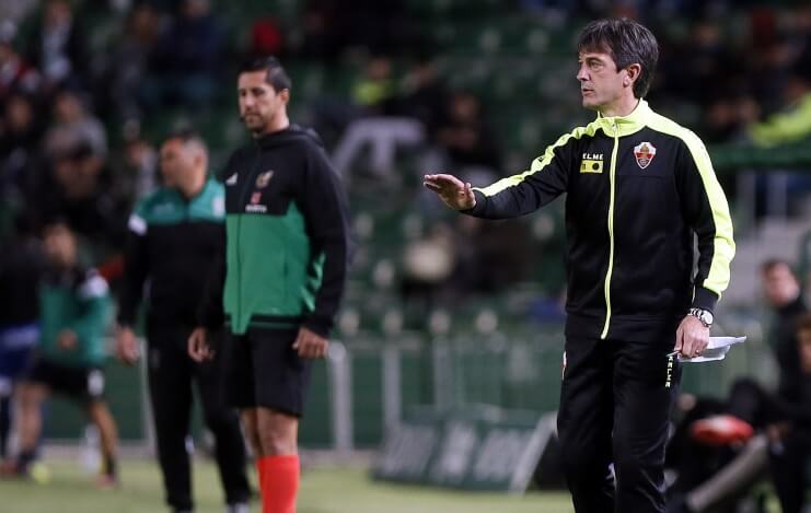 El entrenador del Elche Pacheta dirige a su equipo ante el Córdoba en la temporada 18-19 / LFP