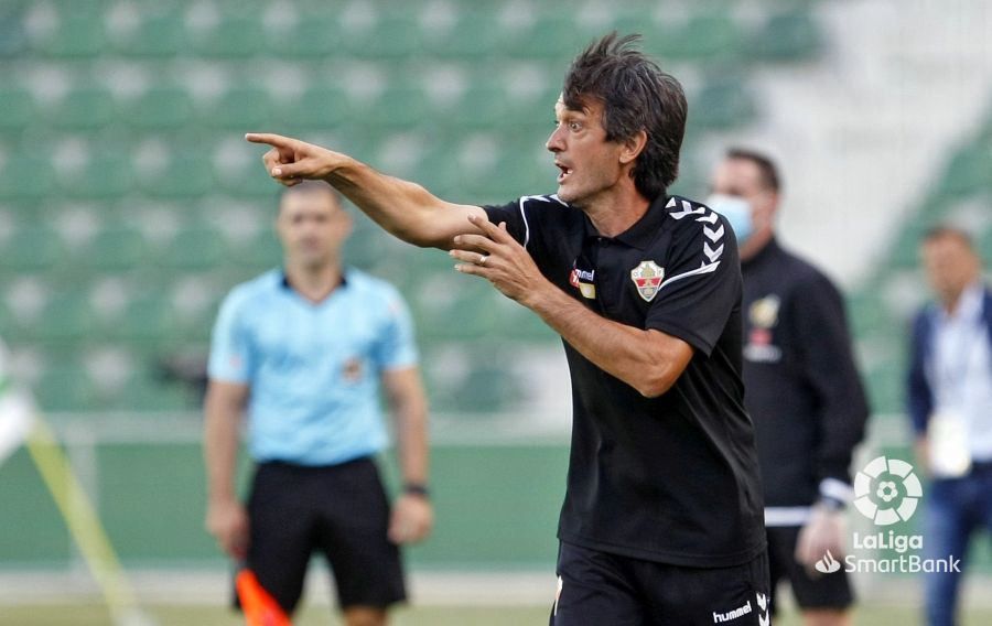 El entrenador del Elche CF, Pacheta, dirige a su equipo durante la temporada 19-20 ante el Extremadura / LFP