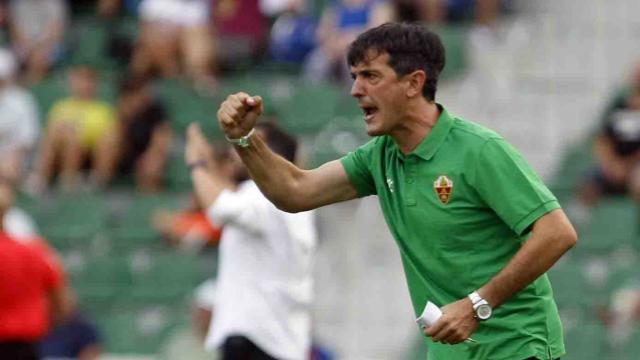 Pacheta dirige al Elche durante el partido ante el Granada / LFP Pacheta dirige al Elche durante el partido ante el Granada / LFP
