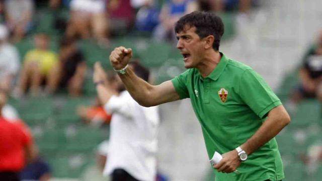 Pacheta dirige al Elche durante el partido ante el Granada / LFP