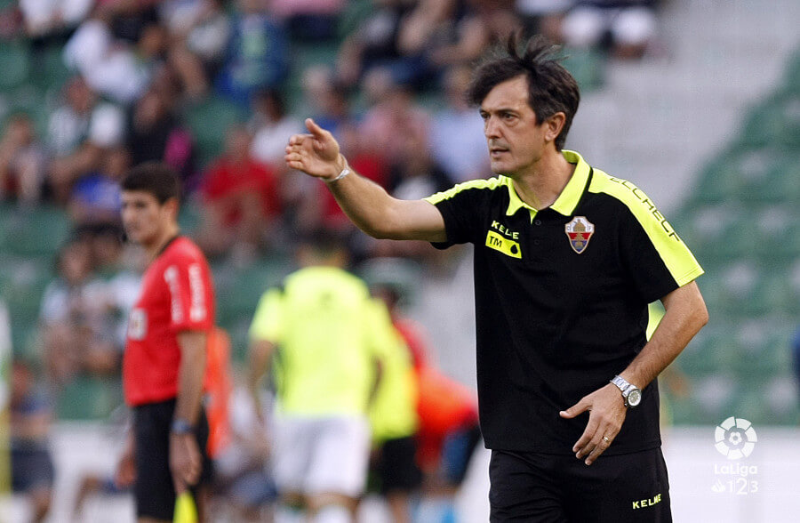 El entrenador Pacheta dirige al Elche durante un partido ante el CD Lugo - LFP