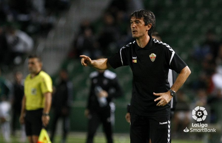 Pacheta dirige al Elche ante el Mirandés en la temporada 19-20 / LFP