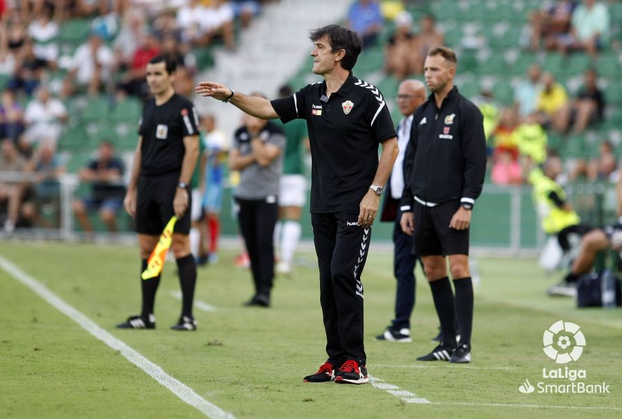 Pacheta dirige al Elche durante un partido de la temporada 19-20 / LFP