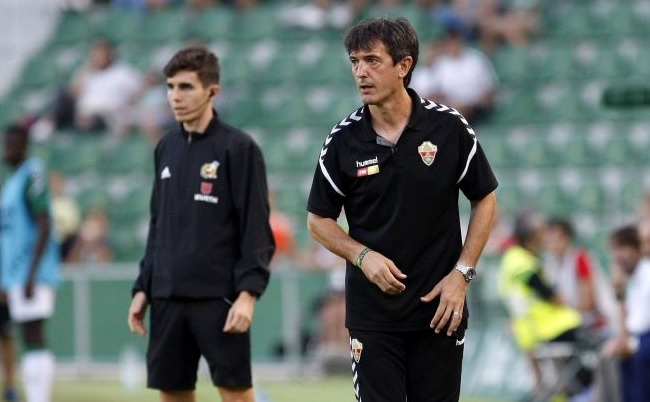 Pacheta dirige al Elche durante el partido ante el Rayo Vallecano correspondiente a la temporada 19-20 / LFP