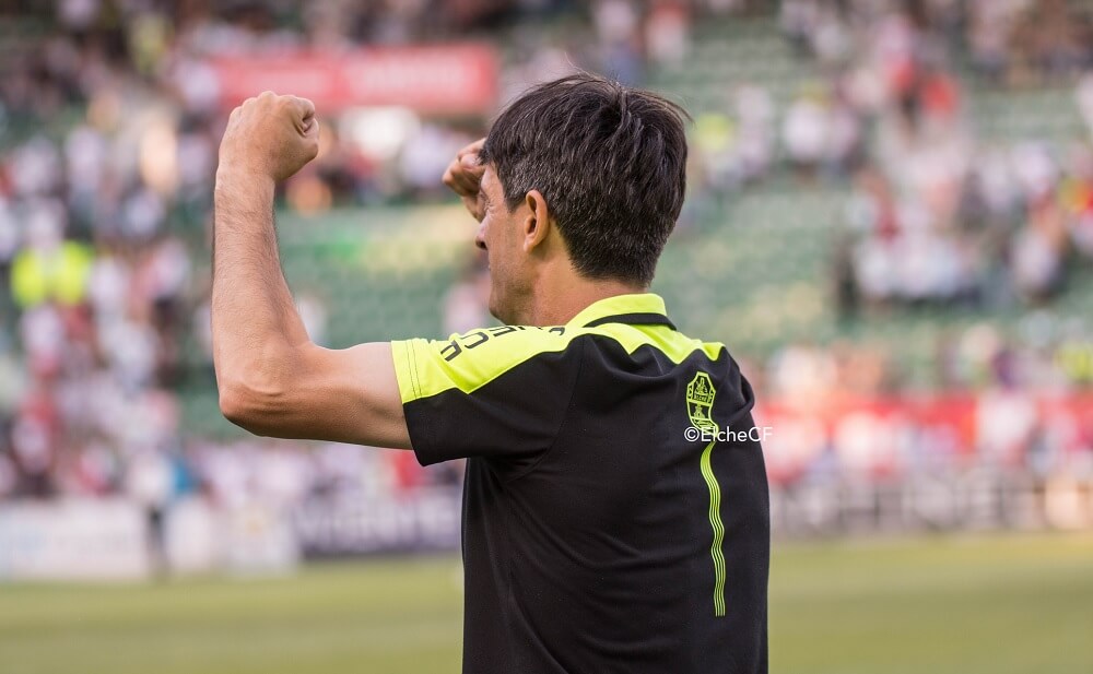 El entrenador del Elche, Pacheta, celebra de espaldas una acción de su equipo / Sonia Arcos - Elche C.F.