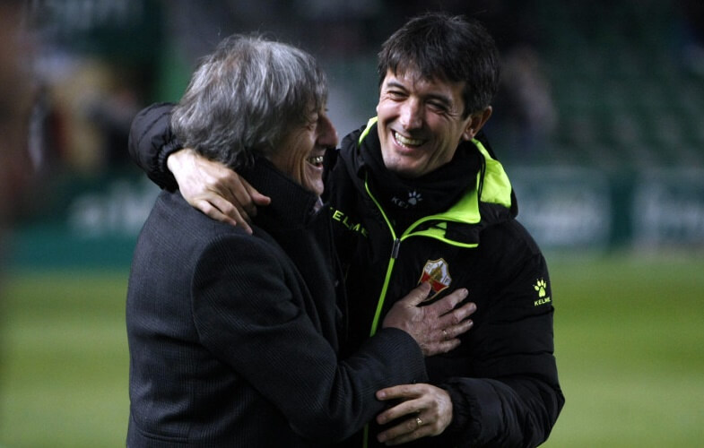 Los entrenadores Pacheta y Enrique Martín se saludan antes de un partido entre Elche y Nástic - LFP