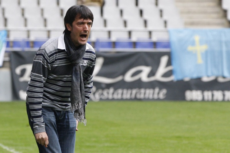 Pacheta dirigiendo al Oviedo / Inma Collín