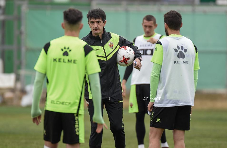 Pacheta dirige un entrenamiento con el Elche / Sonia Arcos - Elche C.F.