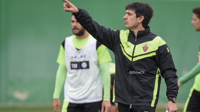 Pacheta dirige un entrenamiento con el Elche / Sonia Arcos - Elche C.F. Oficial