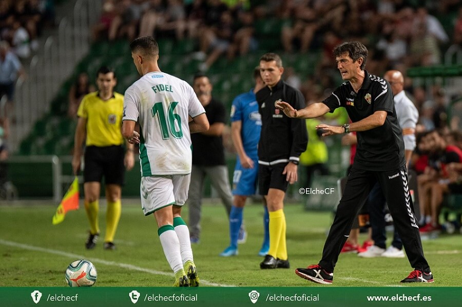 Pacheta da indicaciones a Fidel durante el partido ante el Fuenlabrada / Sonia Arcos - Elche C.F. Pacheta da indicaciones a Fidel durante el partido ante el Fuenlabrada / Sonia Arcos - Elche C.F.
