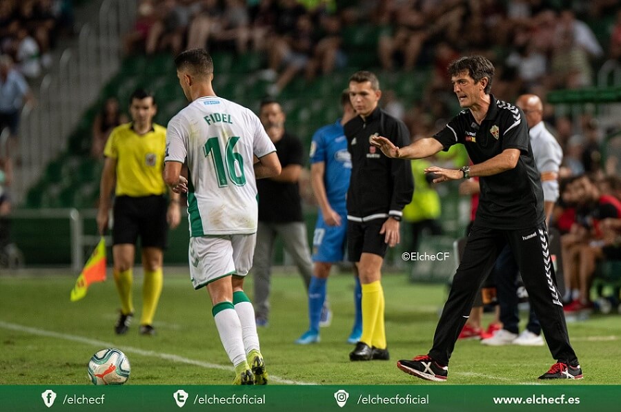 Pacheta da indicaciones a Fidel durante el partido ante el Fuenlabrada / Sonia Arcos - Elche C.F.