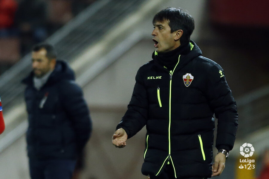Pacheta dirige al Elche ante el Granada en Los Cármenes / LFP Pacheta dirige al Elche ante el Granada en Los Cármenes / LFP