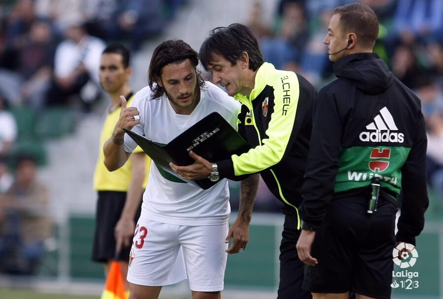 Pacheta da indicaciones a Juan Cruz durante el partido ante el Rayo Majadahonda | LFP