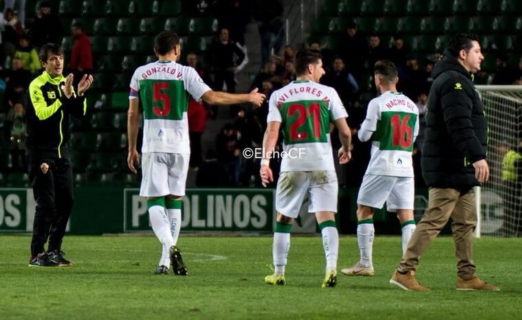 Pacheta y jugadores del Elche saludan al público tras ganar al Extremadura / Sonia Arcos - Elche C.F.