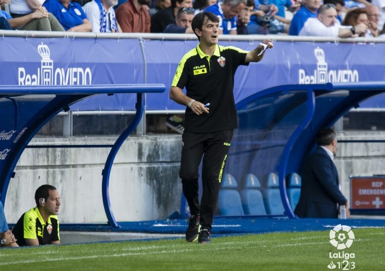 El entrenador del Elche José Rojo Martín 'Pacheta' dirige a su equipo en el Carlos Tartiere de Oviedo / LFP