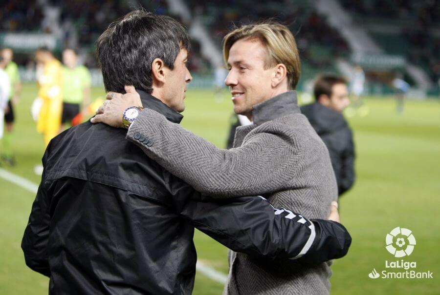 Pacheta y Guti se saludan antes de un partido entre Elche y Almería / LFP